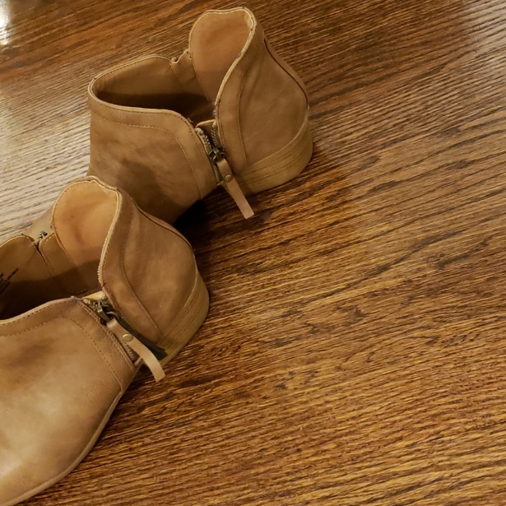 🥳 Brown Booties 🥳 - Picture 2 of 2